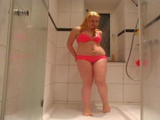 Sexy Teen besorgt es sich unter der Dusche selbst