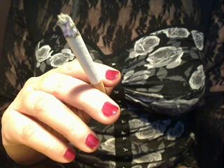 Schöne Fingernägel und Zigarette